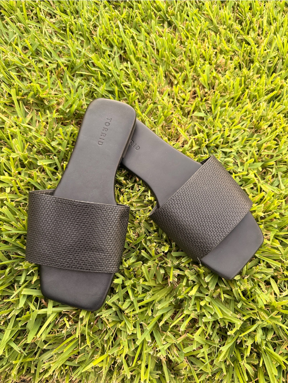 Torrid 10WW Black Textured Slide Sandals